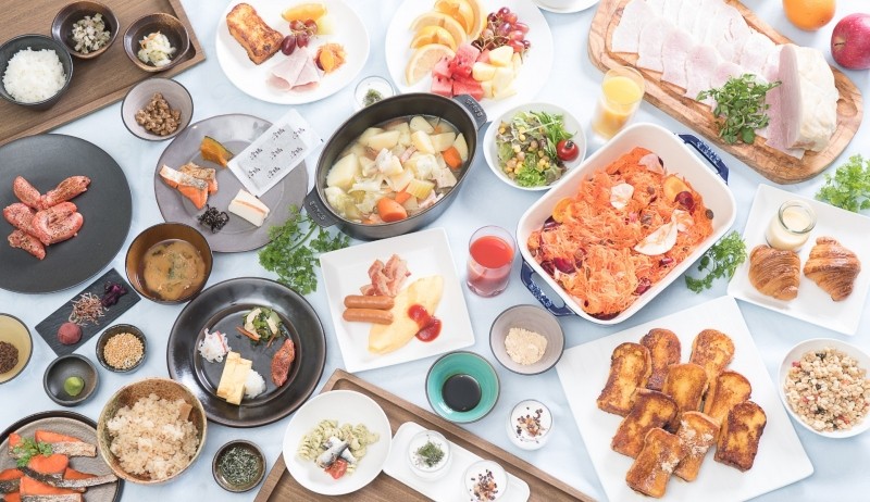 image:Hotel Granvia Osaka's breakfast buffet is almost like a food theme park, offering 100 different all-you-can-eat dishes.