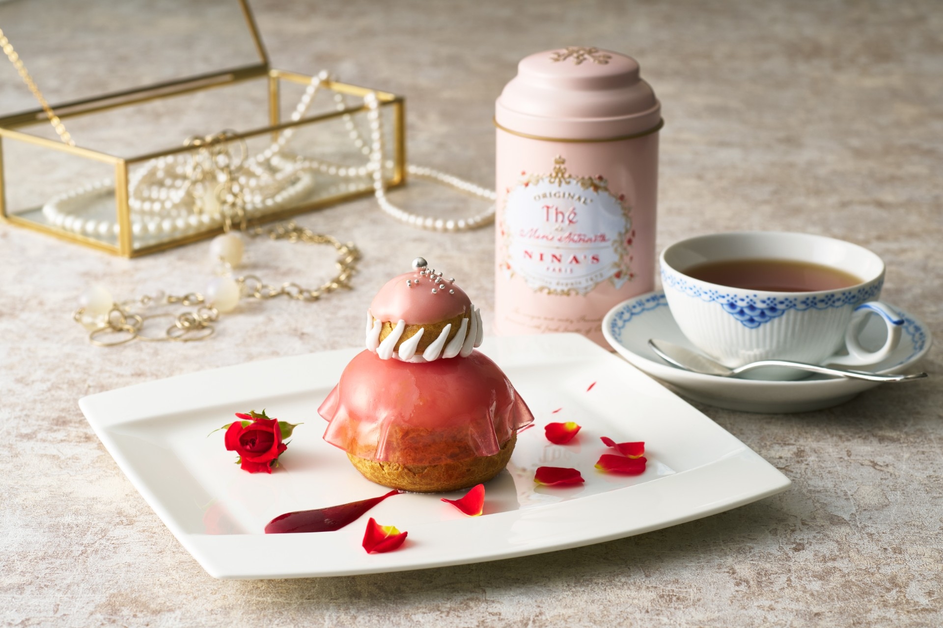 フランス定番菓子「ルリ・ジューズ」にピンクのドレスを纏わせた「シェフの一皿」が登場！フレンチガーリースイーツバイキング開催のお知らせ