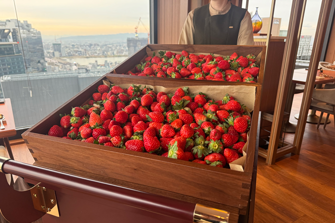 【大阪ステーションホテル】フードロス削減を目指す「大阪ステーションホテル」といちご生産の「空浮合同会社」が初のコラボレーション