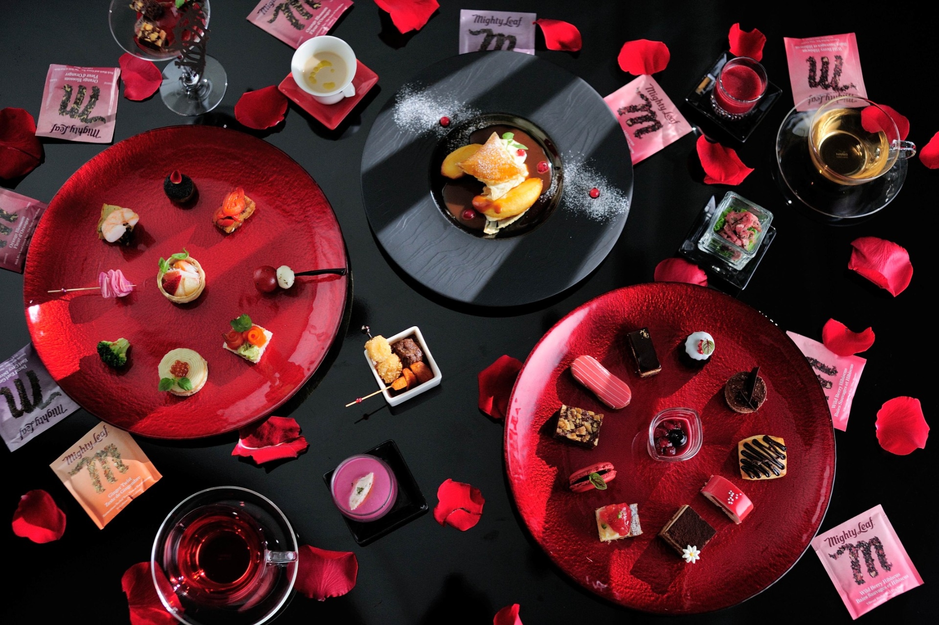 煌めきの赤×シックな黒が織りなすベリーとショコラでときめく冬のアフタヌーンティー『“Rouge” et “Noir”』 開催
