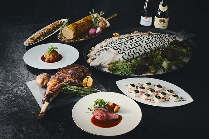 華やかにクリスマスを彩り、心を満たす美食。大阪のきらびやかな景色とともに、ビュッフェ、鉄板焼、スイーツをご用意