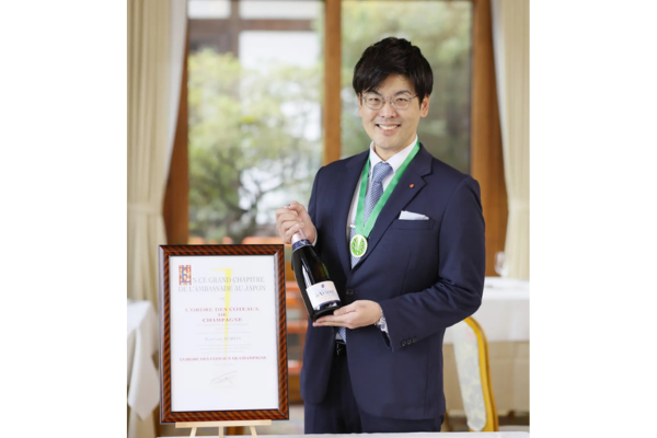 次の百年も、泡のきらめきと共に煌びやかな時間を　メインダイニングルーム「三笠」ソムリエ 森田 和成　シャンパーニュ騎士団「シュヴァリエ」叙任のお知らせ