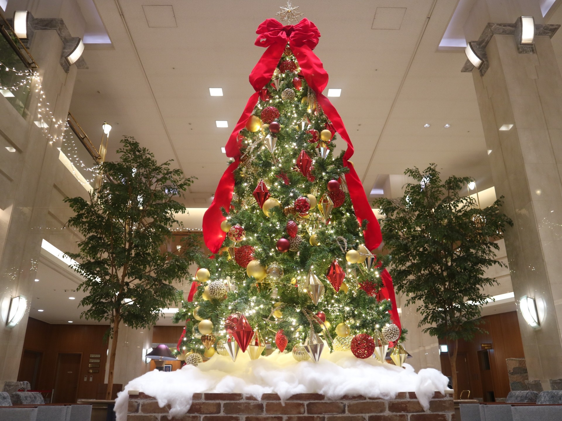 ロビーがクリスマスモード一色に。赤とゴールドを基調としたクリスマスツリーが登場