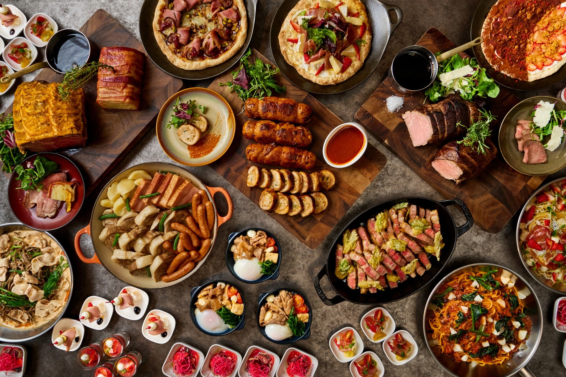 ライブキッチンのできたて肉料理といちごのスイーツ＆創作料理が楽しめる「ごほうびランチブッフェ～肉×いちご～」開催