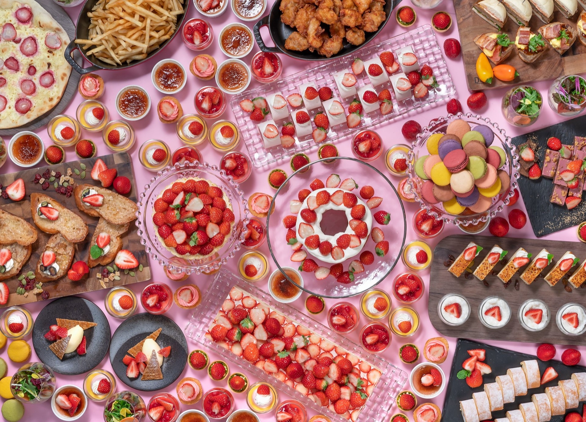 赤い誘惑を好きなだけ 心躍る苺スイーツが勢ぞろい『ストロベリーブッフェ』 開催