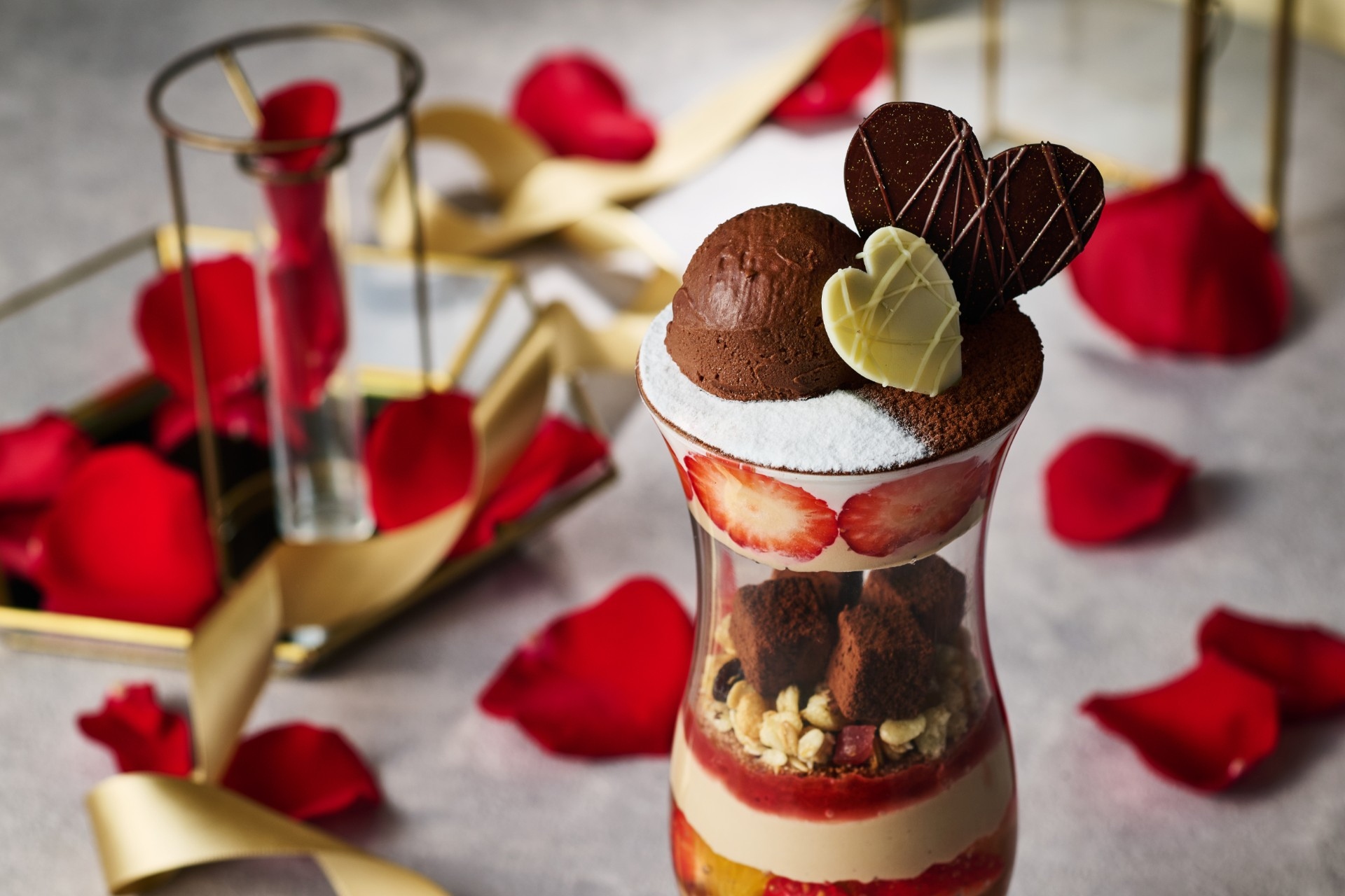 ガラス越しに見る芸術作品のような一品！「紅茶香るショコラパフェ」販売開始のお知らせ