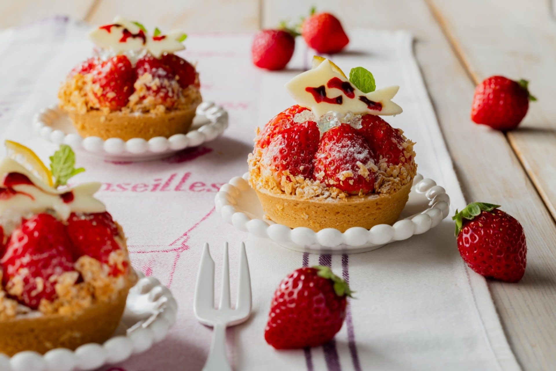 いちごの王様「あまおう」と広島レモンを使用した高校生考案ケーキ「鯉恋チーズタルト」広島の象徴「鯉」と甘酸っぱい「恋」が融合！