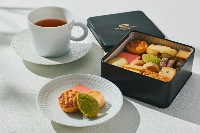 美味しさを届ける新ギフトがオンラインショップに登場　10種の味わいを楽しめるクッキー缶とルームサービスで誕生したオリジナルビーフカレーを発売