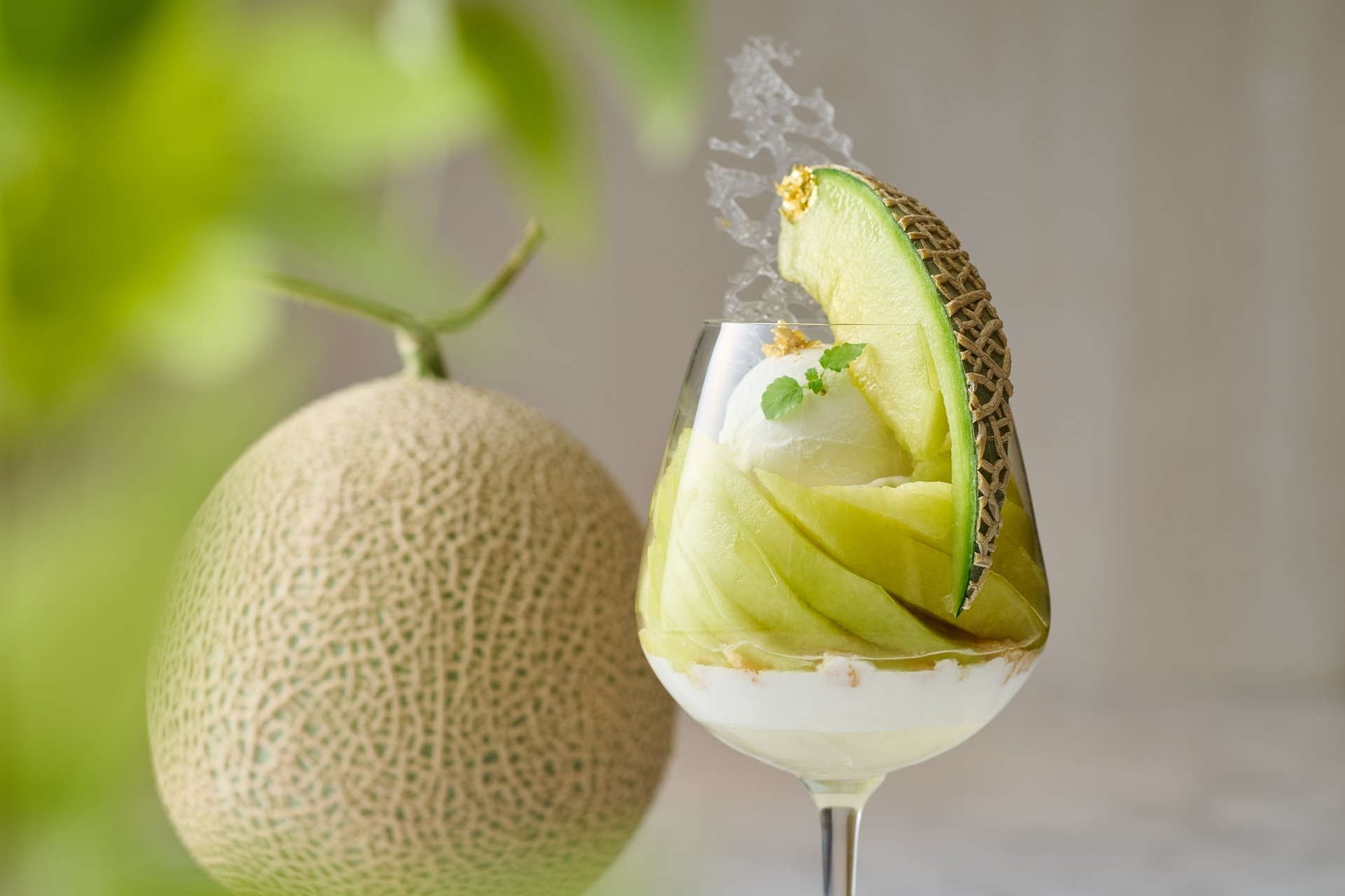 老舗酒造の酒粕が引き立てる、涼やかなメロンのご褒美「京酒粕のメロンパフェ」販売開始のお知らせ