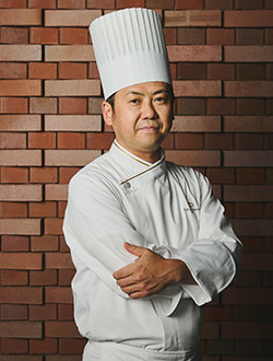 写真：THE OSAKA STATION HOTEL, Autograph Collection シェフ